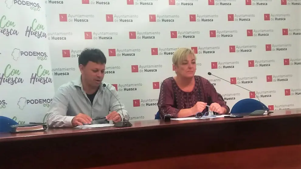 Óscar Sipán y Pilar Novales presentando su propuesta de ordenanzas fiscales.