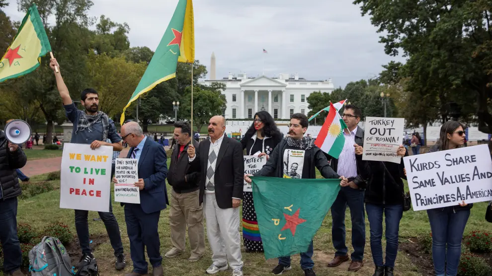 Un grupo de kurdos protesta ante la Casa Blanca por la decisión de EE. UU. de abandonar Siria.