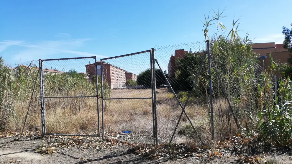 Vista del solar del Actur, junto al colegio José Antonio Labordeta, que os vecinos quieren convertir en 'skate park'