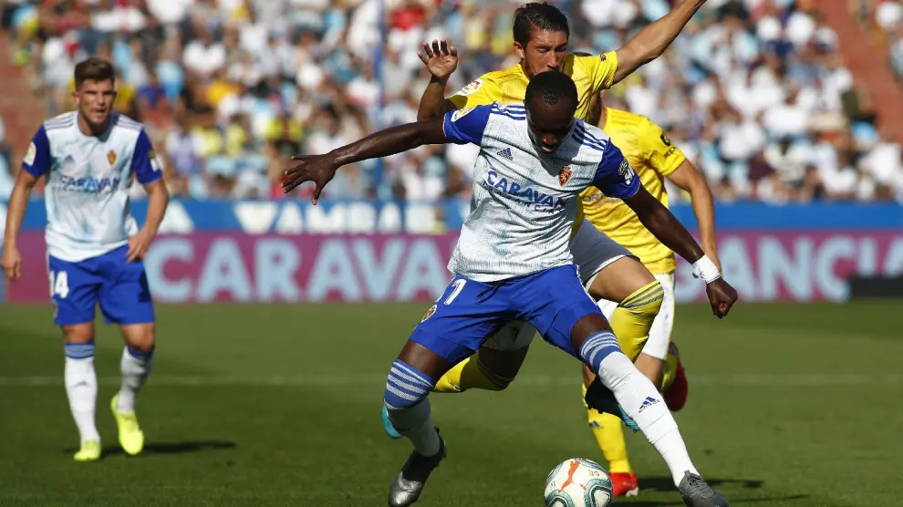 Dwamena, ante la mirada de Guti, se lleva un balón en ataque el pasado domingo en el partido ante el Cádiz, donde el Real Zaragoza cosechó su primera derrota del curso, en la jornada 10ª (0-2).