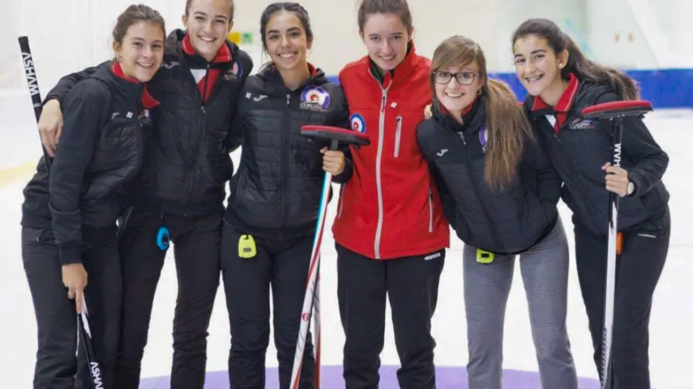 De izquierda a derecha, las jugadoras del Curling Club Hielo Jaca Leyre Torralba, Nerea Torralba, Daniela García, Emma López, Carmen Pérez y Helena Torralba
