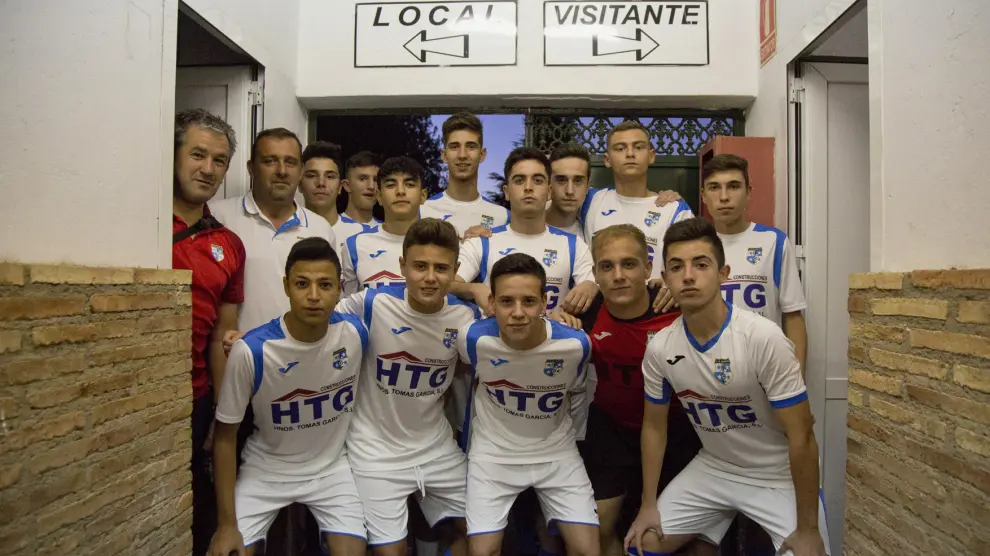 El equipo juvenil de la Escuela de Fútbol Base Calatayud, en la ciudad deportiva bilbilitana