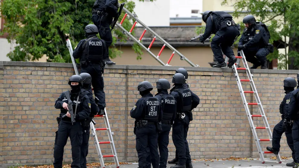 La policía alemana participa en el operativo de este tiroteo.