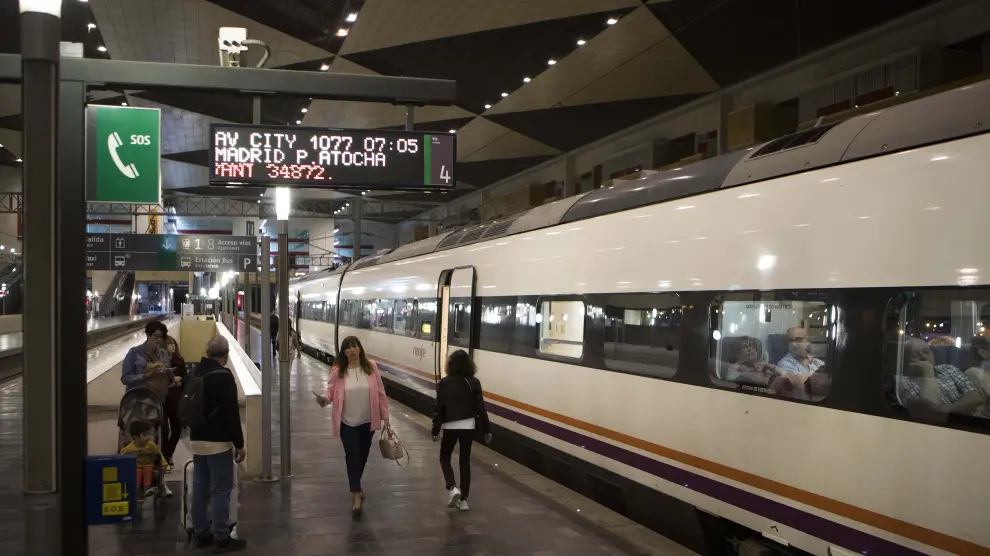 El tren AV City de las 7.05, el pasado viernes en la estación Delicias, que iba casi lleno con 270 pasajeros.