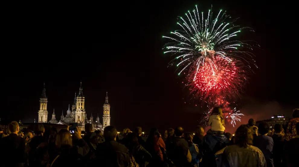 Fuegos artificiales desde el puente de Hierro en la traca final de las Fiestas del Pilar en Zaragoza