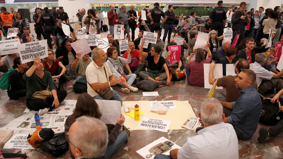 Concentración de independentistas en el vestíbulo de la estación de Sants.