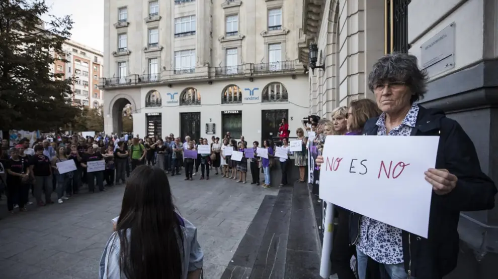 Concentración de rechazo en la plaza de España contra la agresión sexual ocurrida durante las Fiestas del Pilar.