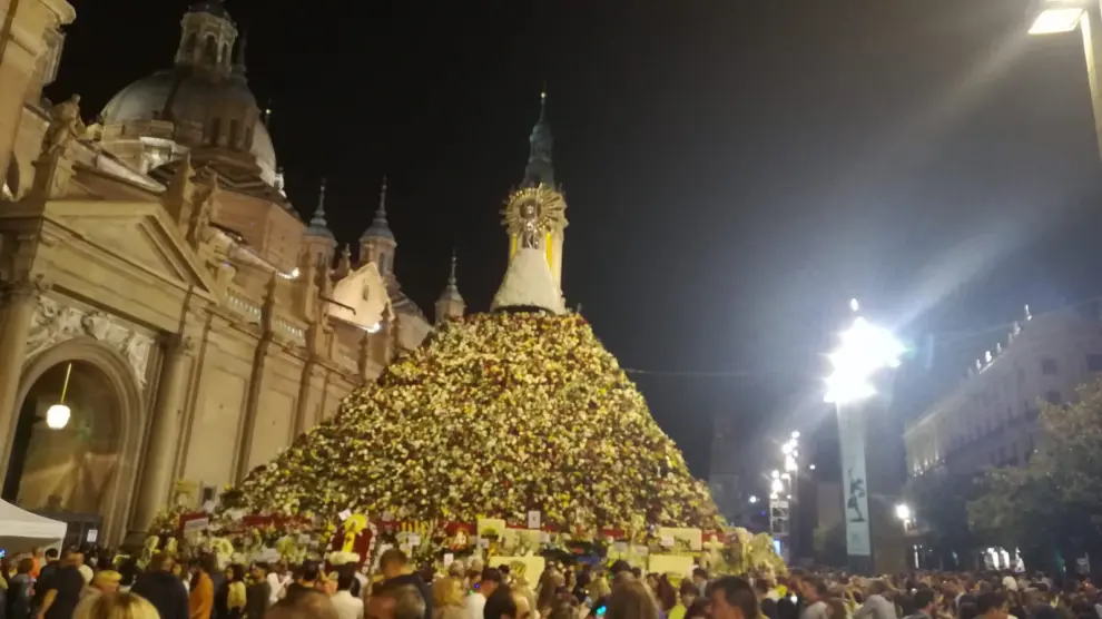 La plaza del Pilar de noche, una vez concluida la Ofrenda de Flores 2019.