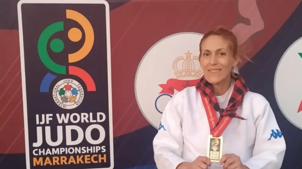 Ana Belén Fernández posa con la medalla de oro conquistada en Marrakech.
