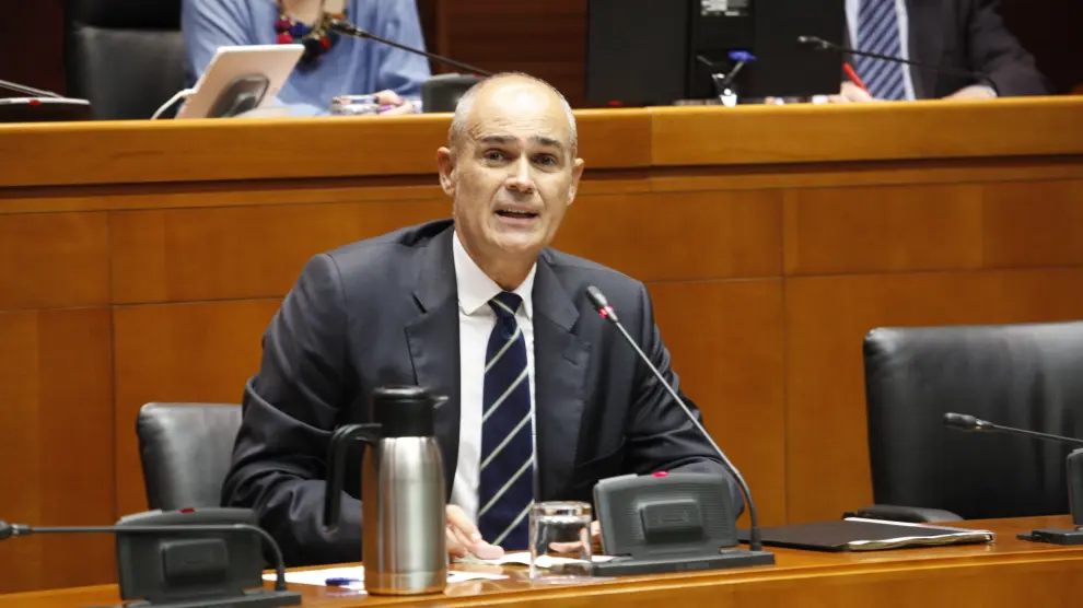 El director general de Tributos, Francisco Pozuelo, ha explicado este lunes en las Cortes de Aragón sus líneas de actuación para la legislatura.