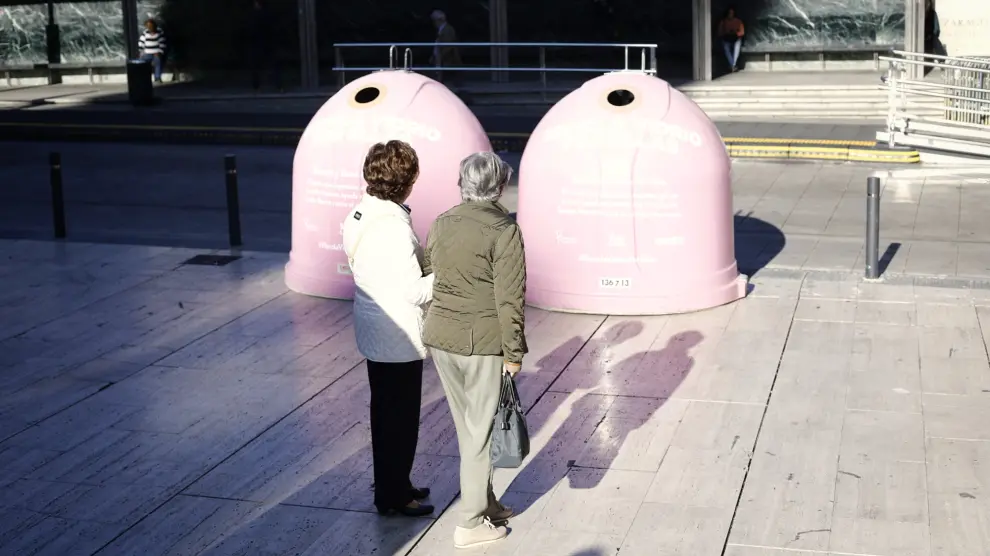Contenedores rosas contra el cáncer de mama en la plaza de la Seo de Zaragoza.