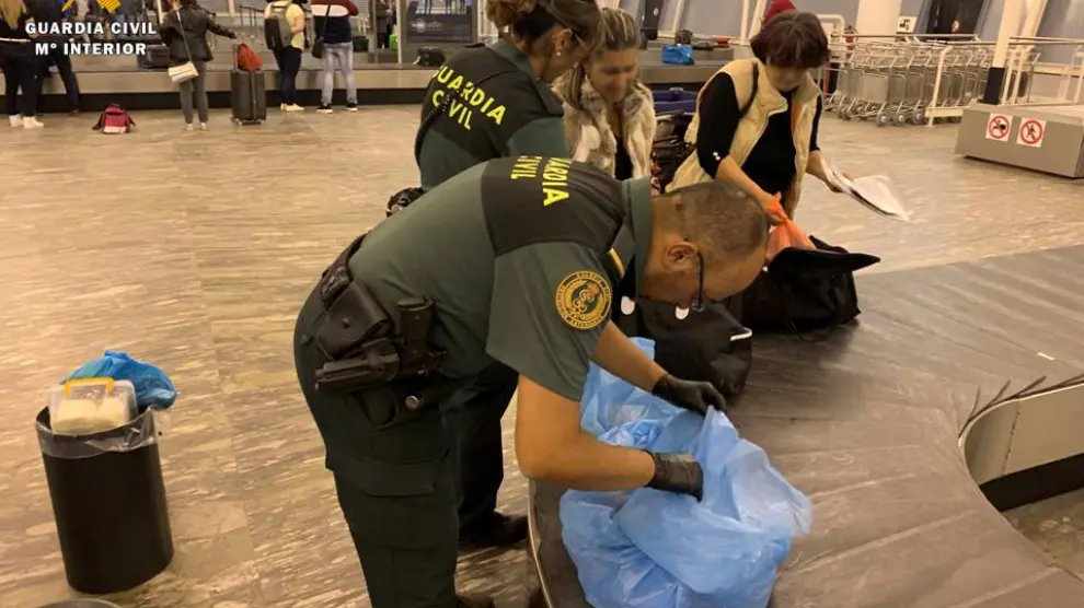 La Guardia Civil interviene 50 kilos de comida en el equipaje de varios pasajeros del aeropuerto de Zaragoza.