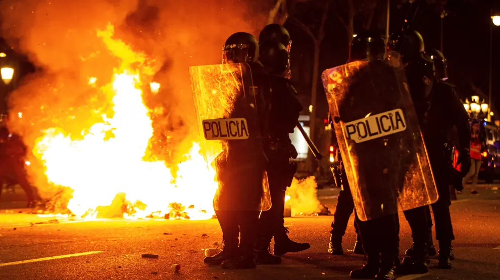 Las protestas se recrudecen en Barcelona con disturbios y cargas policiales