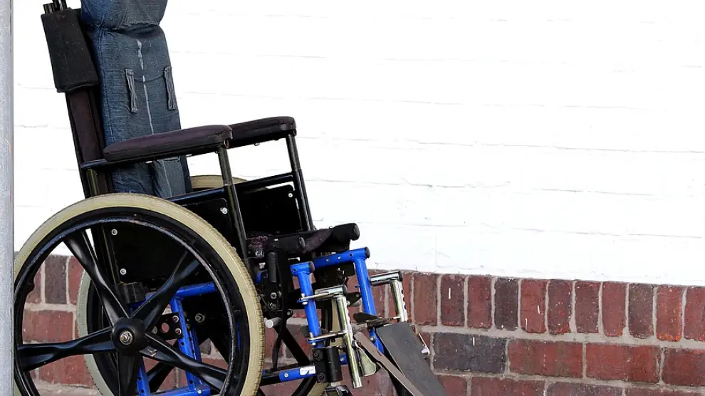 Foto de archivo de una silla de ruedas