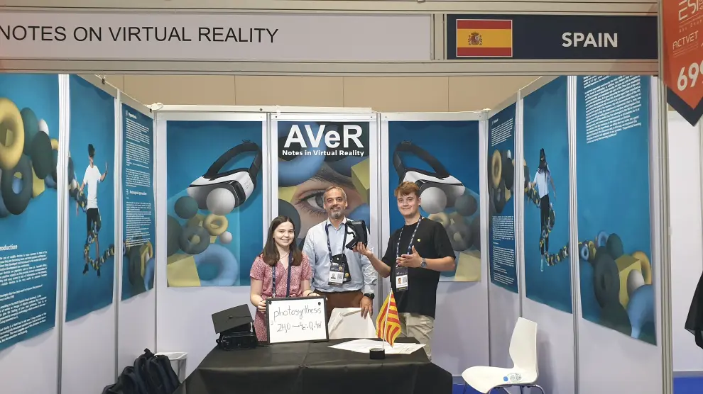 En en 'stand' de España, en la feria, donde han mostrado su proyecto de realidad virtual