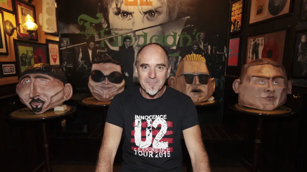 Miguel Ángel Labrador, en el pub Flanagan's de Teruel, volcado en U2.
