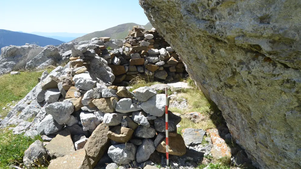 Restos de una cabaña moderna de pastores situada en las inmediaciones de uno de los dólmenes.