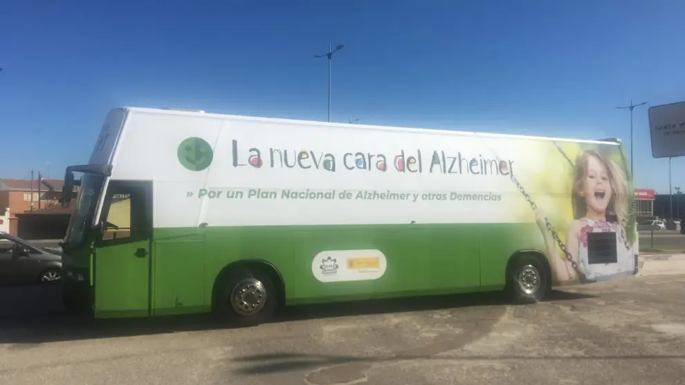 Un autobús recorre Zaragoza para cambiar los estereotipos sobre el alzhéimer.