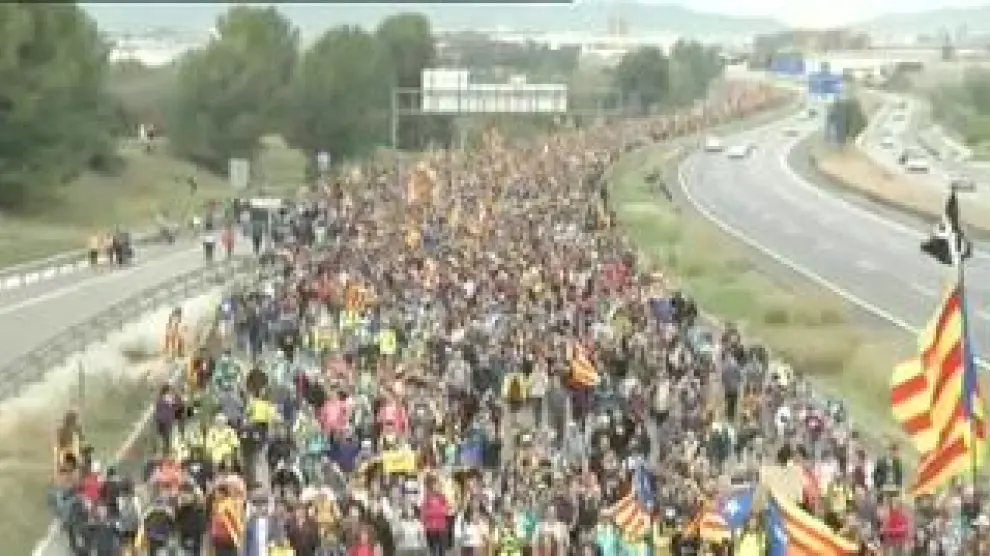 El miércoles arrancaban en distintos puntos de Cataluña ‘las marchas por la libertad’, cinco columnas de separatistas que se han dado cita este viernes en Barcelona coincidiendo con la huelga general. Durante 3 días han recorrido 100 km cada una.