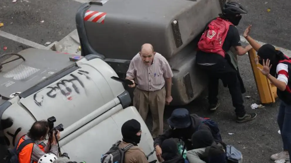 El hombre de avanzada edad se encara a un grupo de manifestantes.