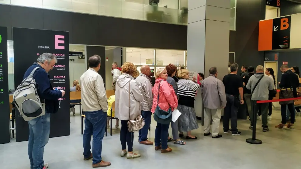 Fila para presentar las excusas para librarse de la mesa electoral el día de las elecciones generales de noviembre en la Ciudad de la Justicia de Zaragoza