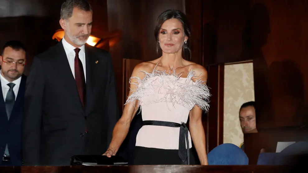 La reina Letizia lució este jueves por la noche en el concierto que presidieron en Oviedo un diseño del aragonés Antonio Burillo.