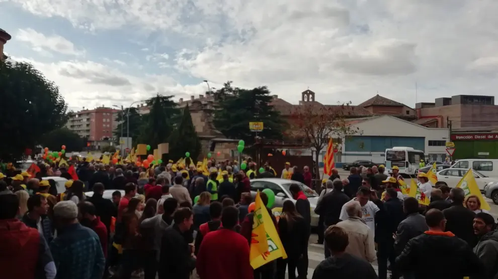 En la Puerta de Terrer decenas de personas esperan la llegada de los tractores que luego se concentrarán frente a la Oficina Delegada del Gobierno de Aragón.