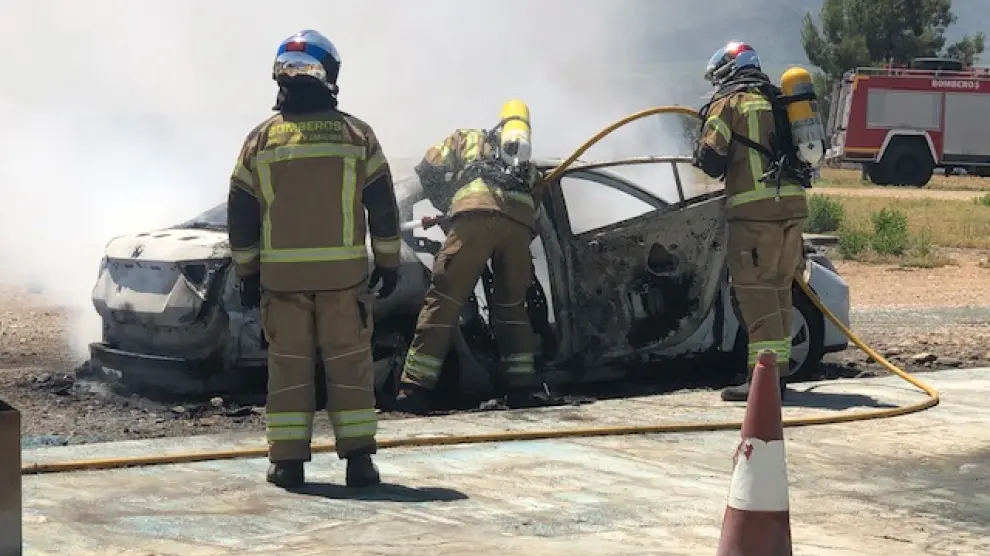 Los bomberos de la Diputación de Zaragoza se forman sobre cómo actuar en accidentes con coches eléctricos.