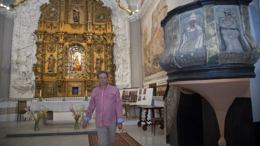 Ángel Marín, alcalde de Bijuesca, muestra el interior de la ermita
