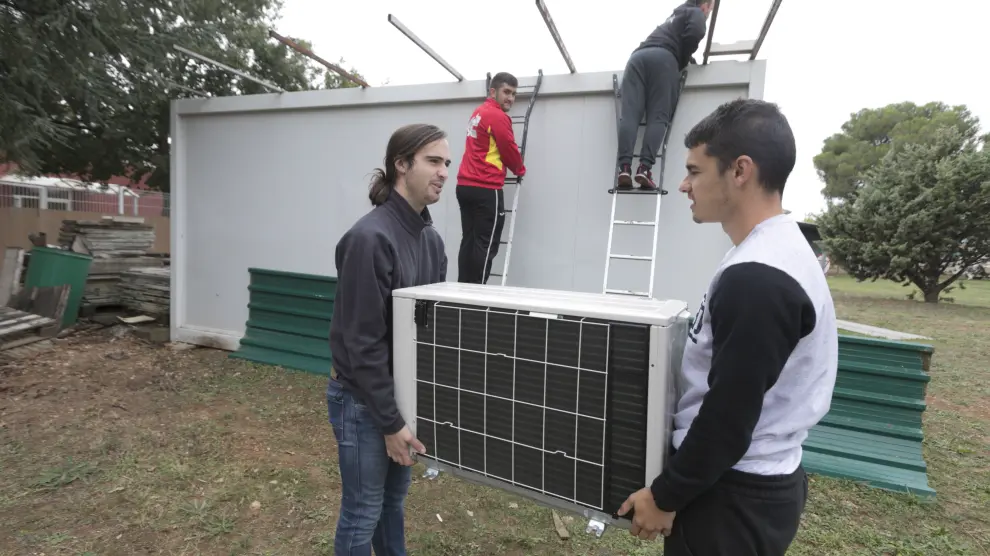 Alumnos del centro de FP Pirámide de Huesca, el pasado viernes, instalan equipos de climatización en el aula de experimentación.