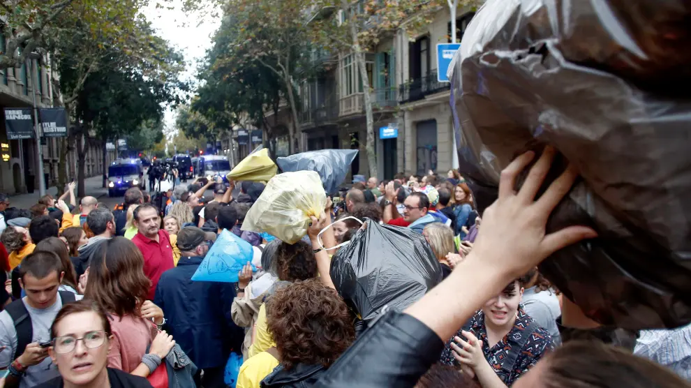 Gente tirando bolsas de basura en las calles de Barcelona