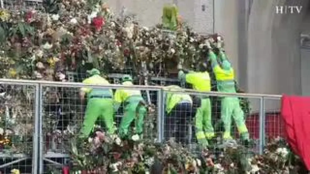 Este lunes se ha comenzado a retirar el manto floral en la plaza del Pilar de Zaragoza, con el que miles de personas honraron a la Virgen en la Ofrenda de Flores el pasado 12 de octubre.