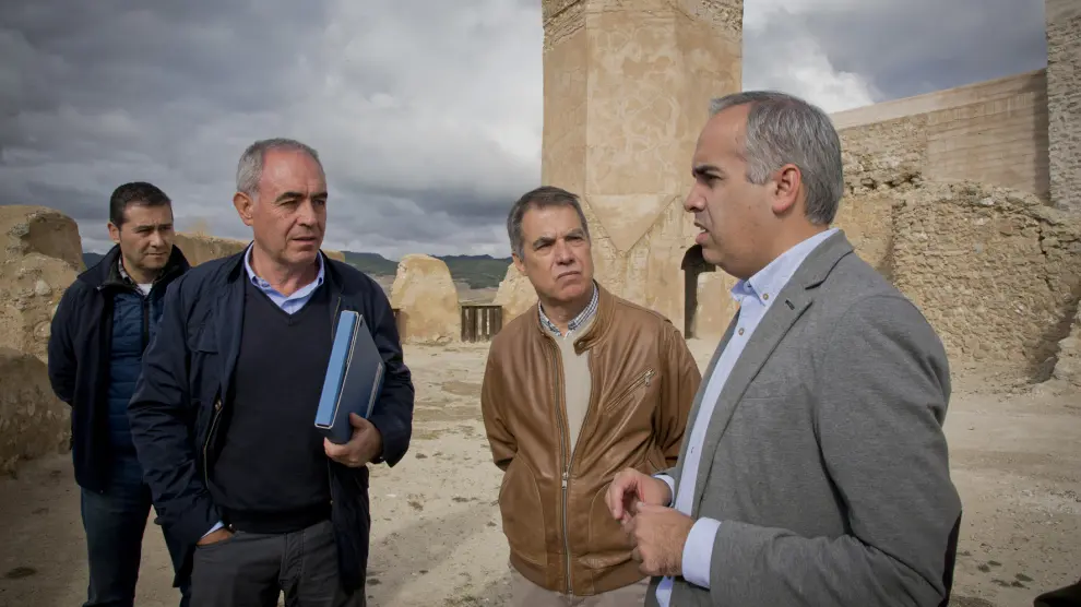 El concejal de Urbanismo, José Manuel Gimeno, con chaqueta gris, junto a los arquitectos