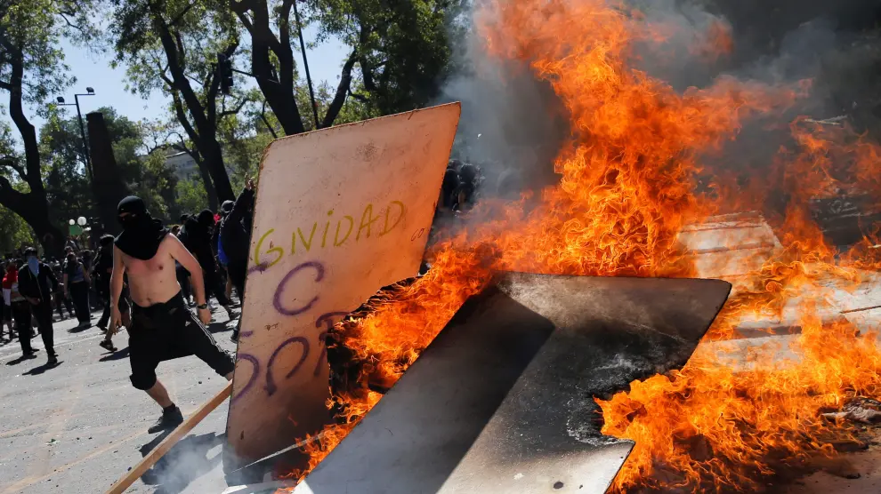 A demonstrator reacts after he was injured by a rubber bullet during a protest against Chile's state economic model in Santiago October 21, 2019. REUTERS/Edgard Garrido [[[REUTERS VOCENTO]]] CHILE-PROTESTS/