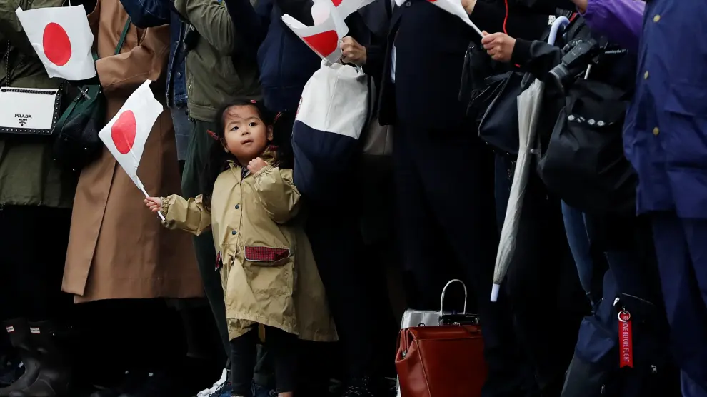A girl waits outside the Imperial Palace after the enthronement ceremony of Japan's Emperor Naruhito in Tokyo, Japan October 22, 2019. REUTERS/Soe Zeya Tun [[[REUTERS VOCENTO]]] JAPAN-EMPEROR/ENTHRONEMENT