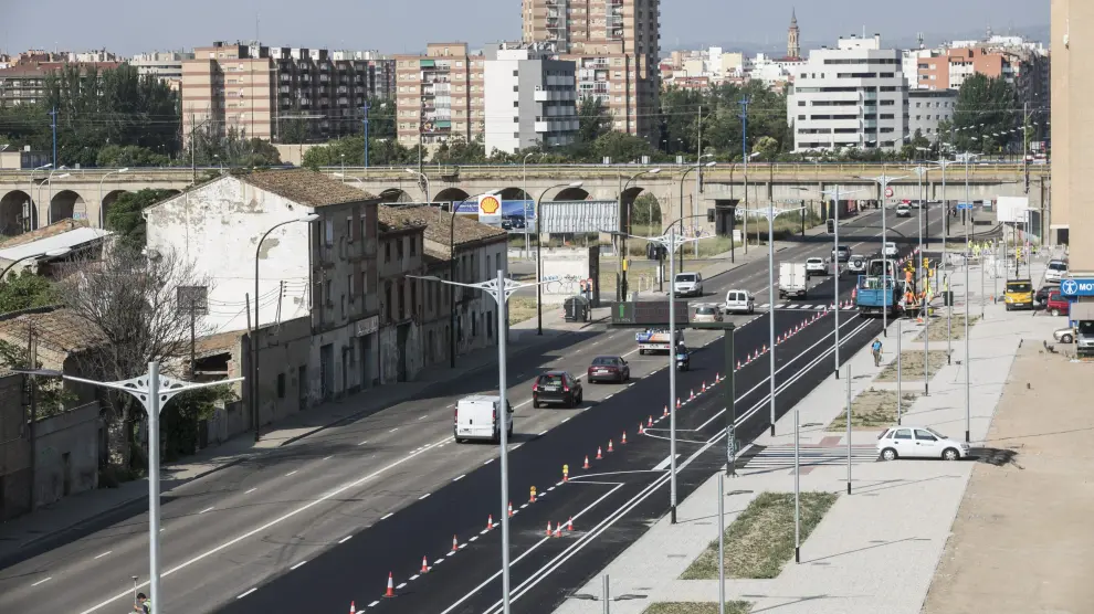 Un tramo de la acera a la derecha de la avenida Cataluña está reformada mientras que la parte izquierda sigue sin reformar.