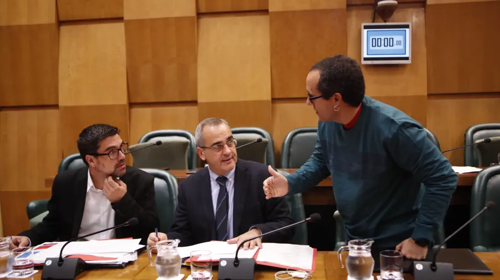 Cubero llama racista y homófobo a Julio Calvo en la comisión de Hacienda y María Navarro le llama tres veces la atención.