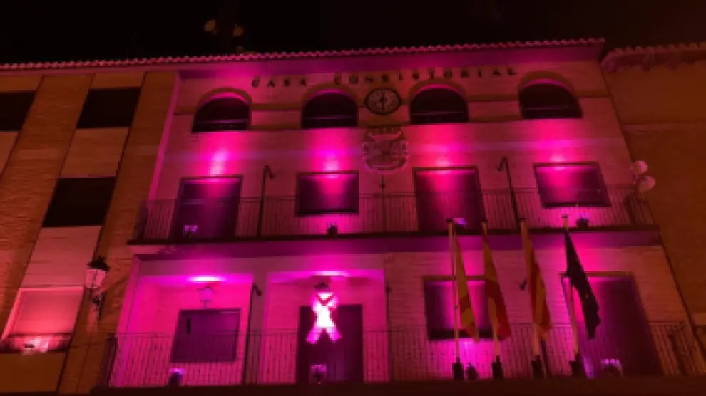 La fachada del Consistorio de Pedrola luce en rosa hasta final de mes.