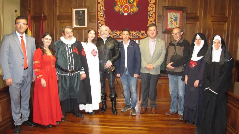 Actores, patrocinadores y director, durante la presentación de Don Juan Tenorio en el Ayuntamiento Teruel.