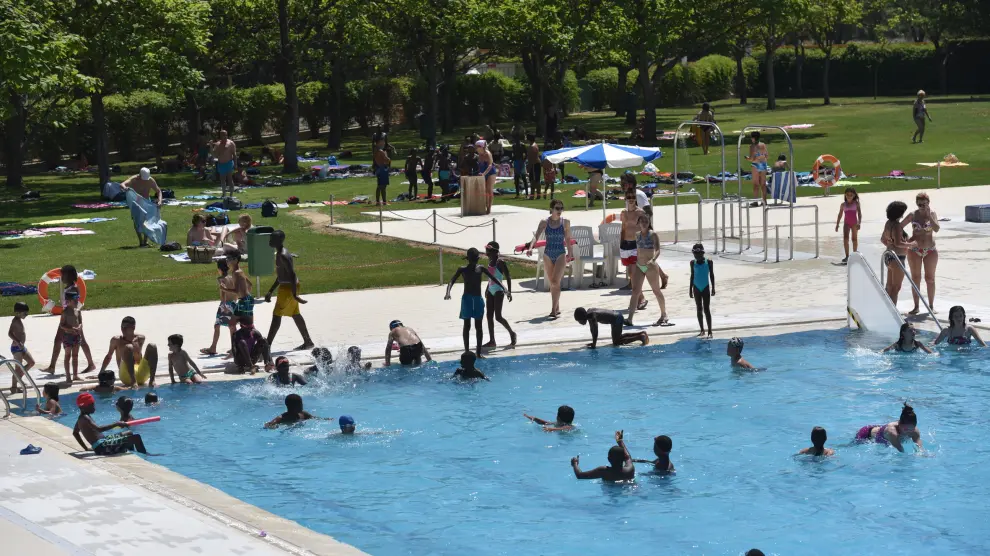 Bañistas en la piscina de la ciudad Deportiva José María Escriche este verano