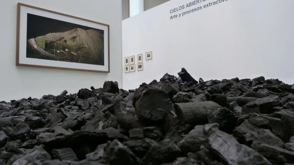 Un montón de carbón apilado en una de las salas del CDAN.