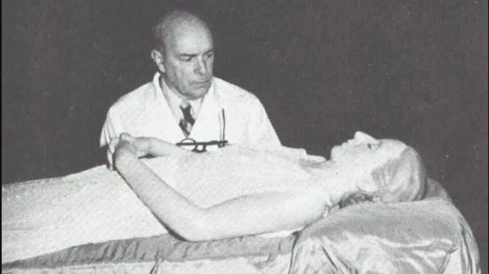 El embalsamador aragonés Pedro Ara, con el cadáver de Evita