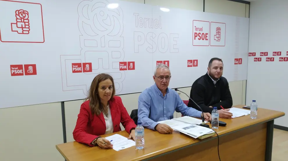 El portavoz del PSOE, Samuel Morón, en el centro, acompañado de dos concejales socialistas.