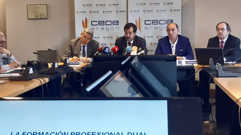 Ricardo Mur, presidente de CEOE Aragón, en la rueda de prensa ofrecida esta mañana en el edificio de la CREA en Zaragoza