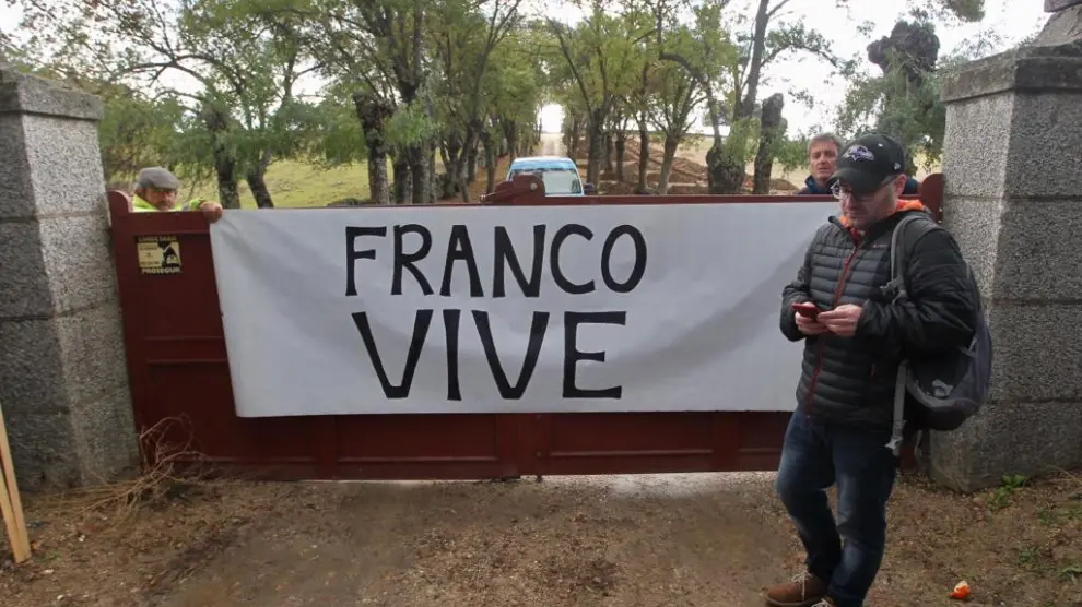Una pancarca con la frase: "Franco vive", frente a la puerta del Valle de los Caídos ante la exhumación de Franco
