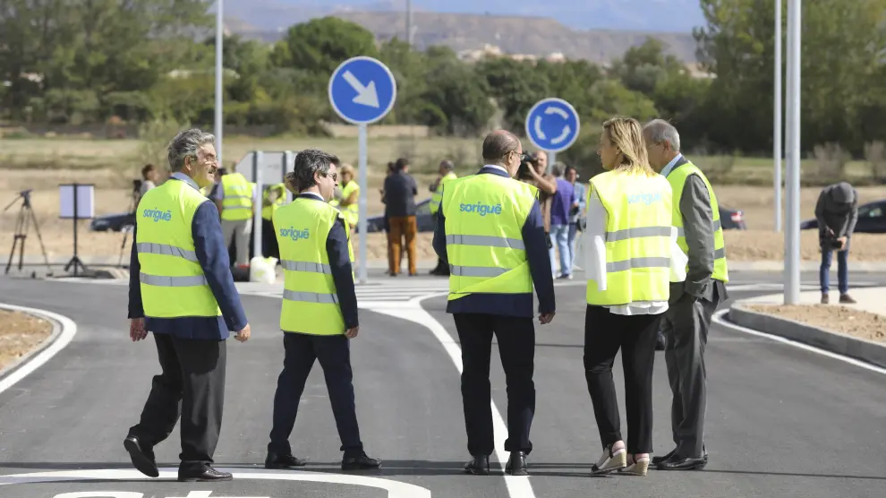 El presidente del Gobierno de Aragón, la consejera de Economía y el alcalde de Huesca pasean por el vial el 26 de septiembre