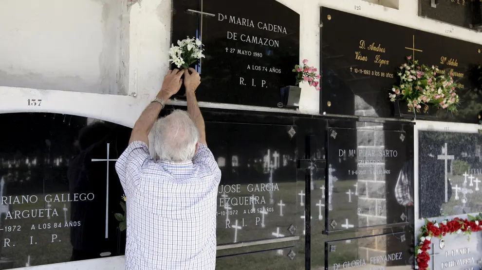 Luis Ballarín, ante el nicho de sus tíos María Cadena y Antonio Camazón, en el cementerio de Jaca.