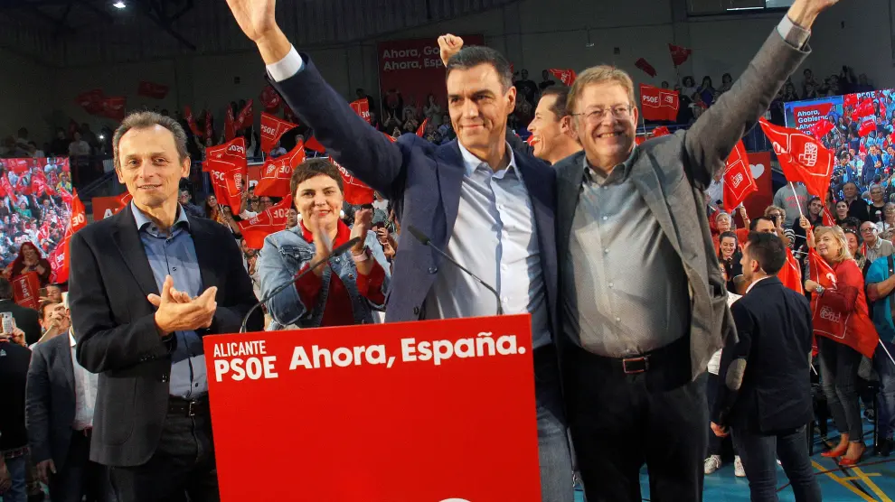 Pedro Duque, Pedro Sánchez y Ximo Puig, ayer en un acto del PSOE en Elda, Alicante