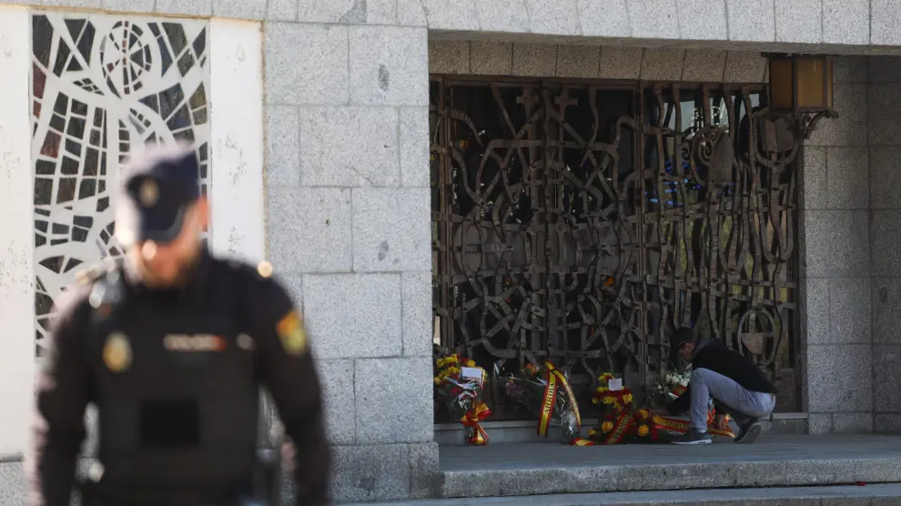 Un hombre deja flores ante el mausoleo que alberga los restos de Franco, en Mingorrubio.