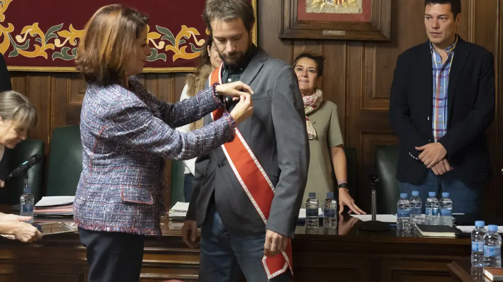 Zésar Corella toma posesión como concejal de Espacio Municipalista y recibe la banda de la alcaldesa.